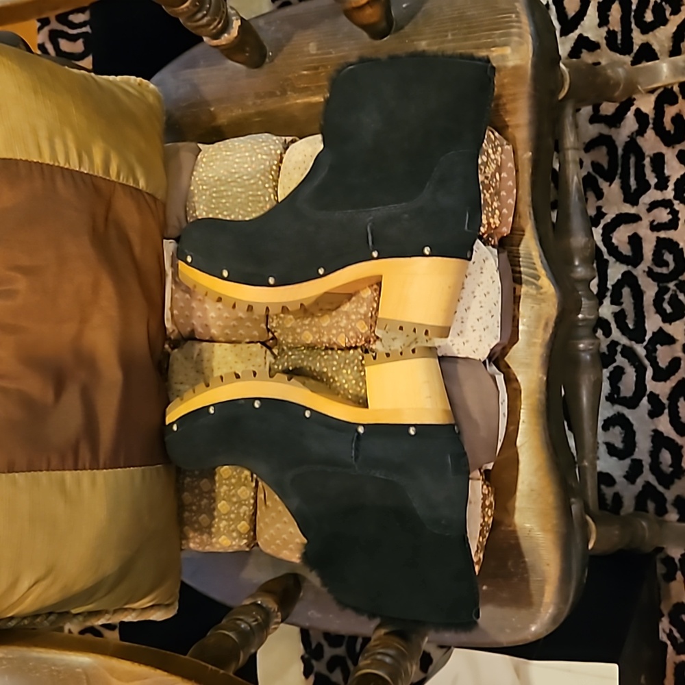 Ugg Size 6 - image 6